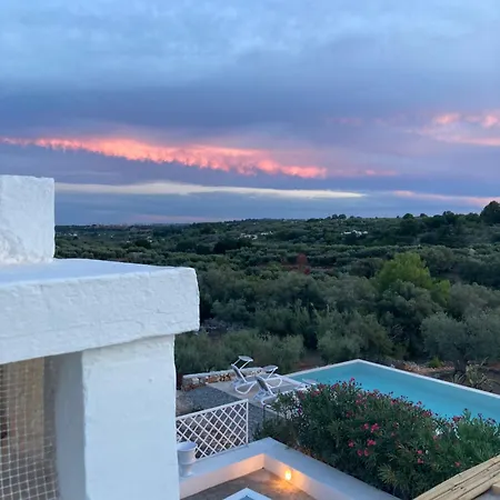 Lacinera Trulli E Lamie Bed & Breakfast 4*