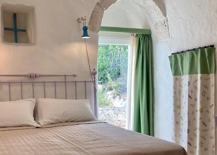 Lacinera Trulli E Lamie Bed & Breakfast 4*