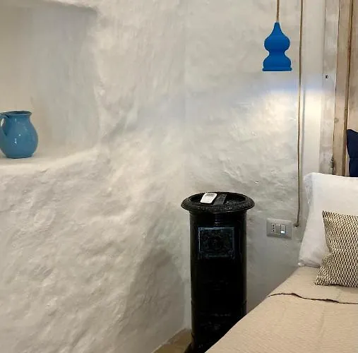 Lacinera Trulli E Lamie Bed & Breakfast 4*