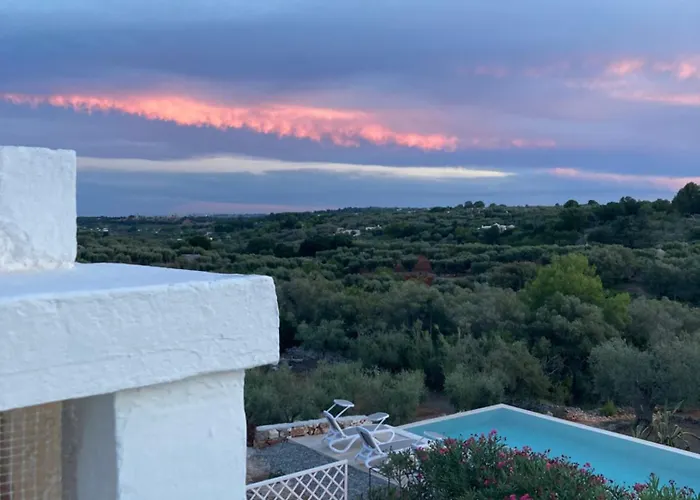 Lacinera Trulli E Lamie Bed & Breakfast 4*